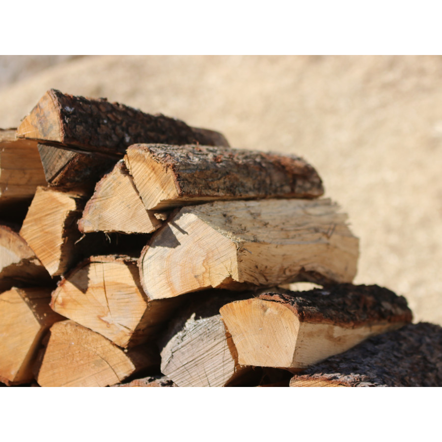 La bûche de bois livrée crée une atmosphère conviviale et chaleureuse dan votre espace de vie.