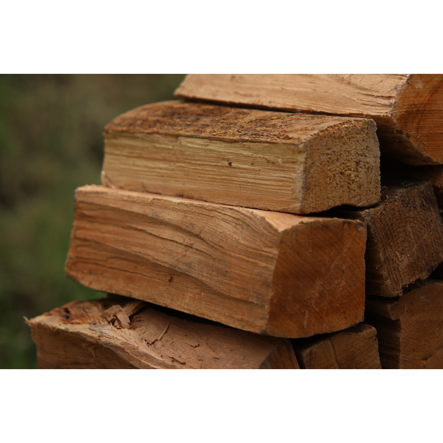 La bûche de bois séchage en étuve est disponible toute l'année et prêt à l'emploi.